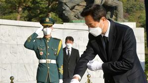 [현장] 10년 만의 복귀&hellip;오세훈, 현충원 참배로 시작