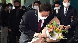 오세훈, 서울시의장 만나 "열심히 해보겠다" 고개 숙여