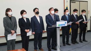 민주당 지도부 총사퇴&hellip;원내대표 &middot; 당 대표 경선 조기 실시