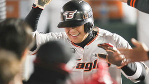 한화 노시환, 연타석 3점포&hellip;한화 두산 꺾고 홈 개막전 승리