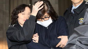 "추행당했다" 국정 농단 최서원 교도소 의료과장 등 고소