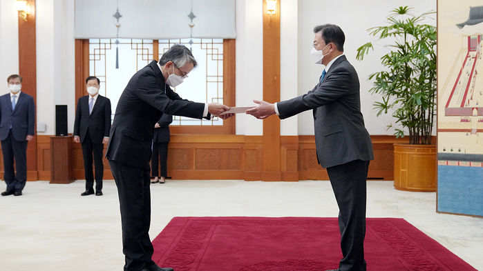 주한 일본 대사 신임장 받는 문 대통령 (사진=연합뉴스)