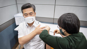 서욱 국방장관 &middot; 원인철 합참의장 아스트라제네카 백신 접종