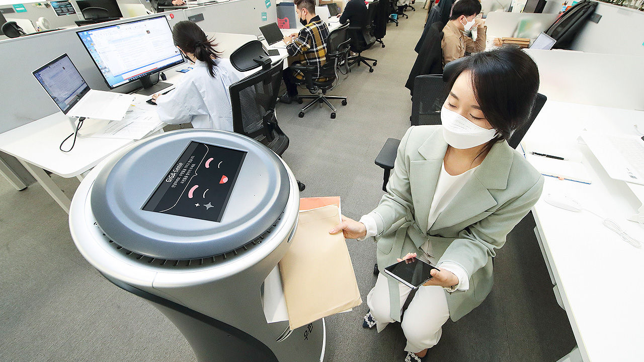 로봇이 우편물 배송해 준다…KT, 직원 대상 시범 서비스