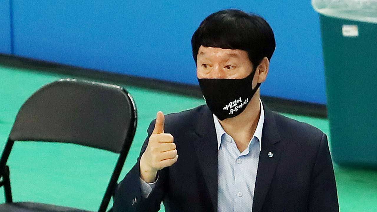 프로배구 우리카드, 신영철 감독과 3년 재계약
