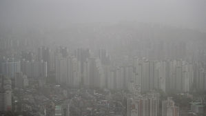 주말 앞두고 '뿌연 하늘'…서울 덮친 中 최악 황사