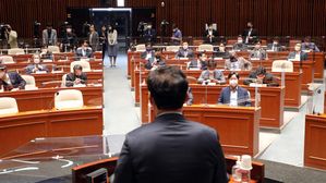 민주당 송영길 대표 인사말 듣는 재선 의원들