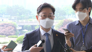 '이성윤 공소장' 보도에 박범계 장관 "쌓아두고 있다"