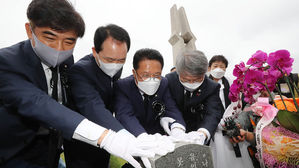 "5·18추모제에 상상 못한 일이"…국민의힘 손 맞잡은 유족들