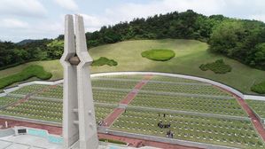 민주당 지도부 · 대권주자 광주행…5·18 묘역 참배