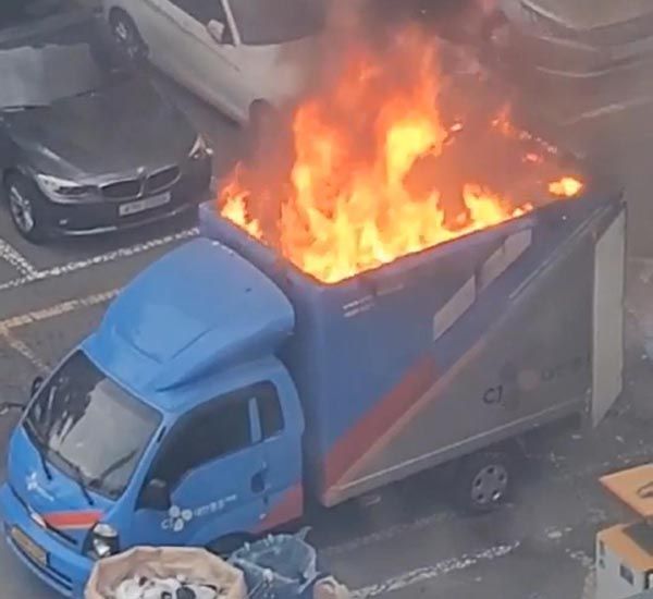 화재가 발생한 택배 차량 (사진=독자 제공, 연합뉴스)