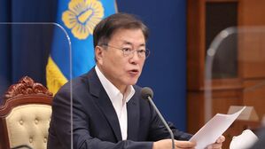 문 대통령 "적어도 내년까진 확장 재정 기조 유지해야"