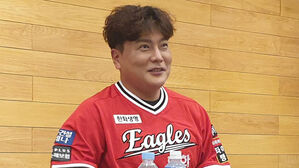 은퇴한 김태균, 특별 엔트리로 경기 출전…플레이볼 선언 후 교체