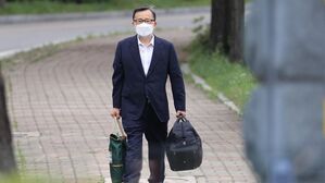 김학의, 파기환송으로 8개월 만에 석방…묵묵부답