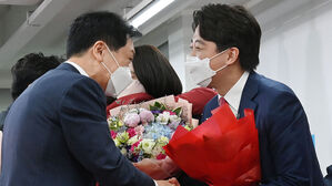 이준석 신임 당대표 축하하는 김기현 원내대표