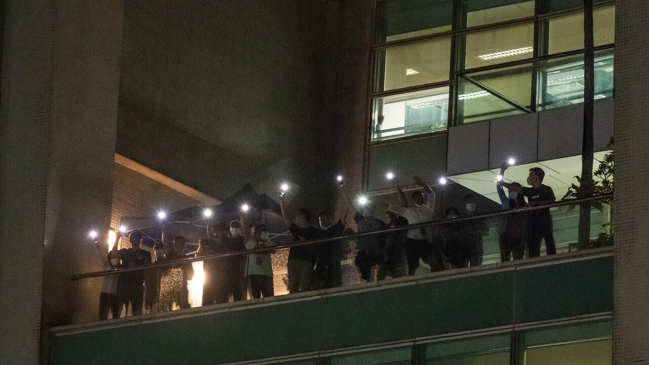 홍콩 빈과일보 직원들이 사무실 옥상에서 조명을 비추며 감사를 표하고 있다. (사진=게티이미지코리아)