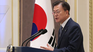 문 대통령 "위기에 강한 대한민국&hellip;애국의 유산"