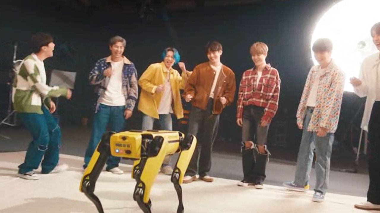 BTSと踊るロボットの