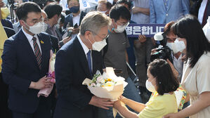 이재명, 고향인 경북 안동 찾아 '큰절'…영남 민심 잡기 행보