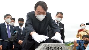 대전현충원 찾은 윤석열 "공정 &middot; 상식으로 나라 바로 세우겠다"