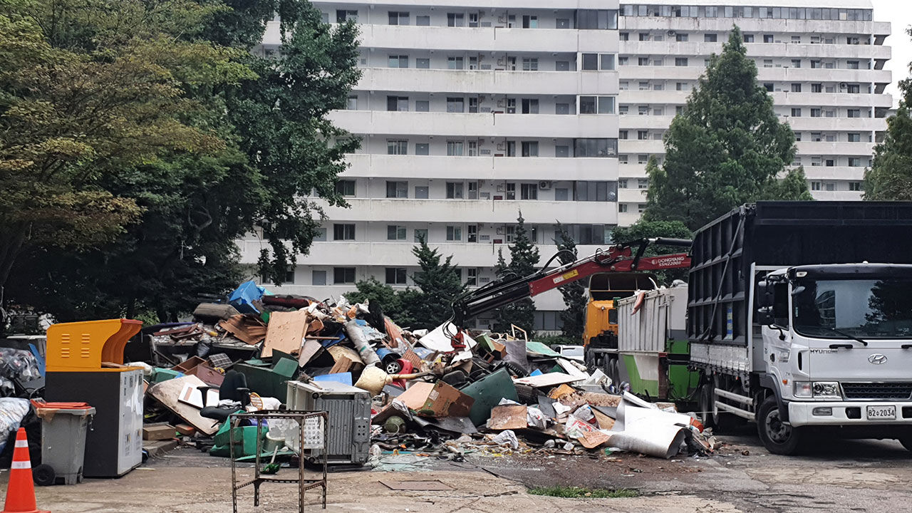 은마아파트 앞에 쌓인 지하실 쓰레기 (사진=연합뉴스)