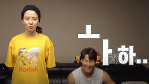 [SBS Star] Song Ji-hyo Expresses How Lonely She Feels to Kim Jong-kook in the Funniest Way