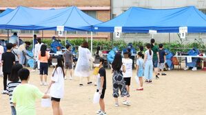 코로나 전수 검사 받는 확진자 발생한 인천시 부평구 한 초등학교 (사진=인천시교육청 제공, 연합뉴스)