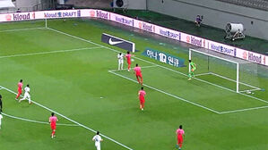 [영상] 골대 맞고 튕긴 공&hellip;한국, '위기의 순간'