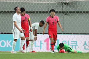 [영상] "위험합니다!"&hellip;토뱅 슛 막아내는 송범근