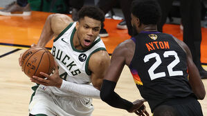 '아데토쿤보 32점' 밀워키, 챔프전 3승 2패&hellip;우승까지 단 1승