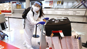 탁구 신유빈, 방역복 입고 일본 도착&hellip;"더워도 안전 우선"