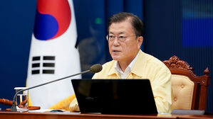 문 대통령 "환경규제 강화, 피할 수 없다면 당당히 맞서야"