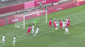 [영상] 좋은 위치에서 프리킥&hellip;골문 외면한 권창훈의 헤더