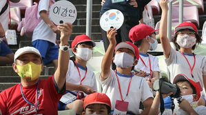 "대&sim;한민국" 짝×5 시선 강탈 일본 귀요미들&hellip;뉴질랜드전 응원 직캠
