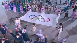 '게임 음악&middot;말풍선'이 감싼 행진&hellip;'마스크&middot;단복'이 완성했다