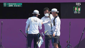 [영상] 첫발 7점 쐈지만&hellip;김제덕&middot;안산, 1세트 승리