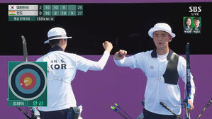 [영상] 첫발 연속 10점&hellip;김제덕&middot;안산, 2세트 승리