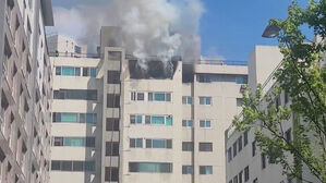 [영상] 서울 용산구 아파트서 불&hellip;'실외기 화재 추정'