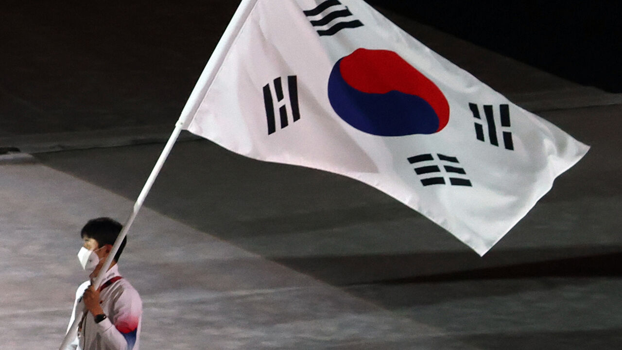 태극기 들고 폐회식 입장한 기수 전웅태 (사진=연합뉴스)