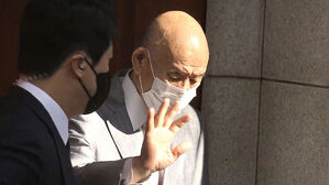 전두환, 30일 재판 불출석 허가서 낸다