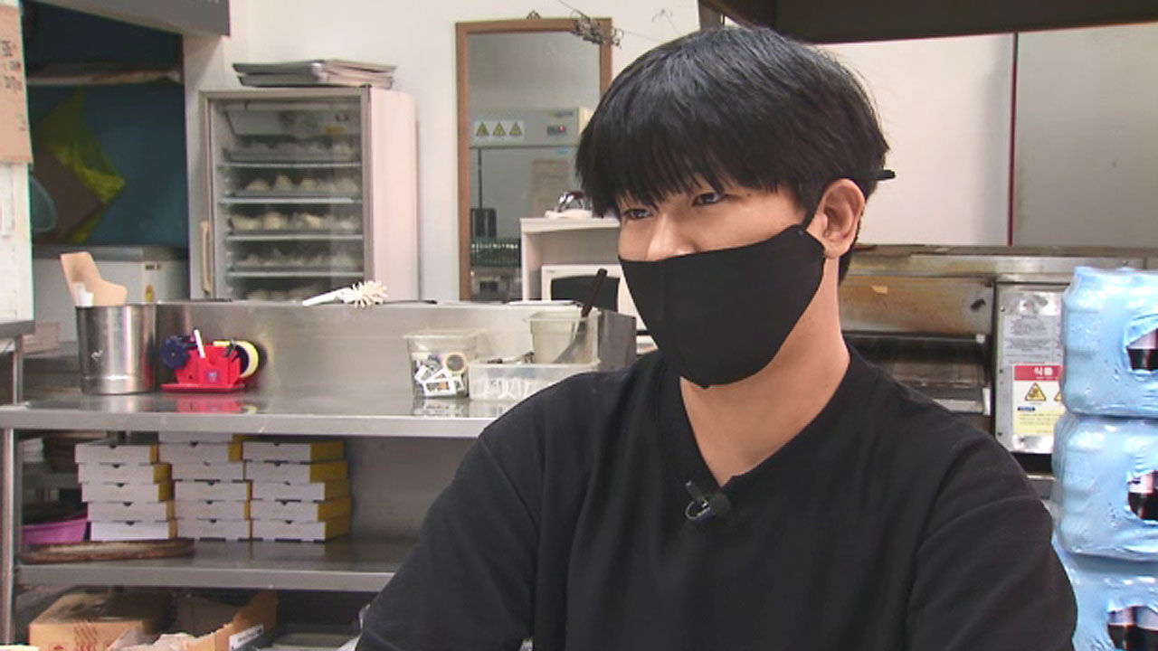 "항상 건강하셨으면 좋겠고 어려운 시기에 다 같이 힘냈으면 좋겠고 따님이 드시고 싶으시면 연락 주셨으면 좋겠어요. 또." (황진성, 피자가게 사장님.)