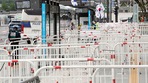 [현장] "1인 시위도 차단" 광화문에 등장한 차벽 · 펜스