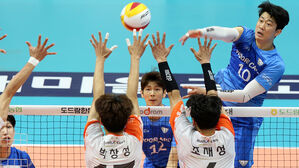 '나경복 22점' 우리카드, 6년 만에 배구 컵대회 우승