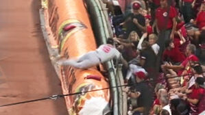 [영상] 관중석 향해 '돌진'&hellip;환상적인 호수비