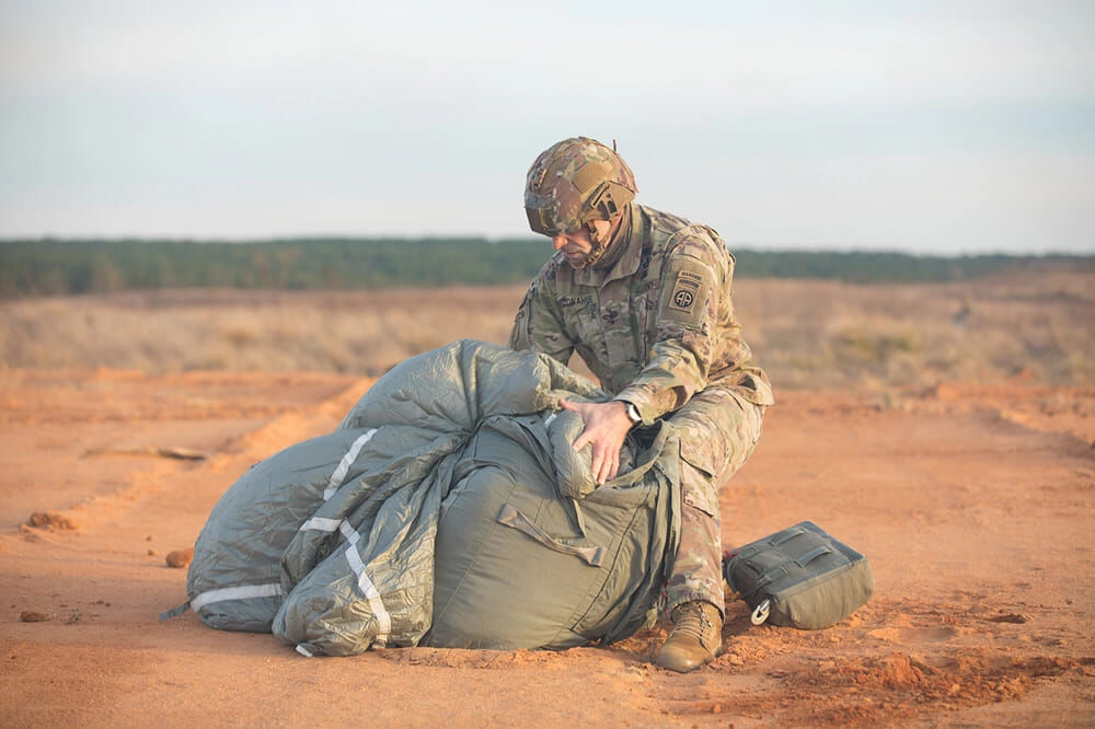 [뉴스쉽] 강하훈련 후 낙하산 접는 크리스 도나휴 82공수사단장