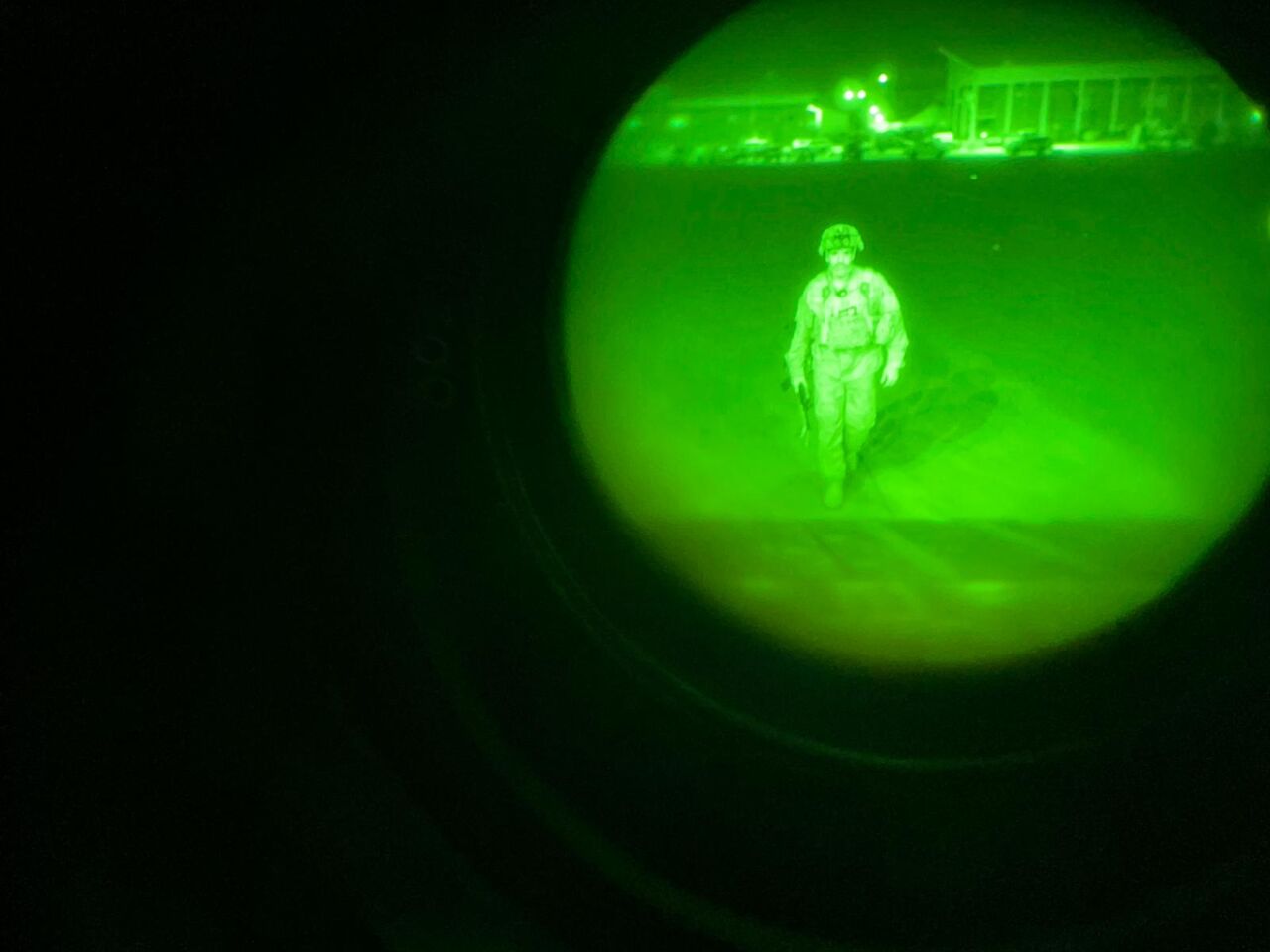 [뉴스쉽] (검은 화면 한쪽으로) 크리스 도나휴, 카불 떠나는 수송기 마지막 탑승