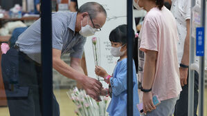 어린이 손님에게 꽃을…어느 동네서점의 마지막 날 [현장포토]
