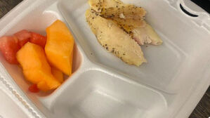 "이걸 먹고 버티라고?" 미군이 아프간 난민에 제공한 급식 수준