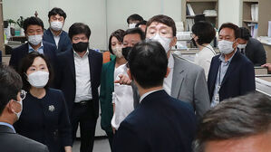 [현장] '일촉즉발' 기싸움…'키맨' 김웅 압수수색 당시