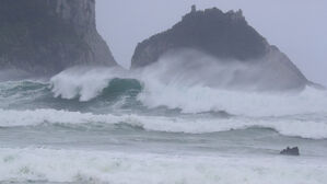추석 연휴 앞두고 북상하는 찬투, 남해안 시 · 군 피해 우려